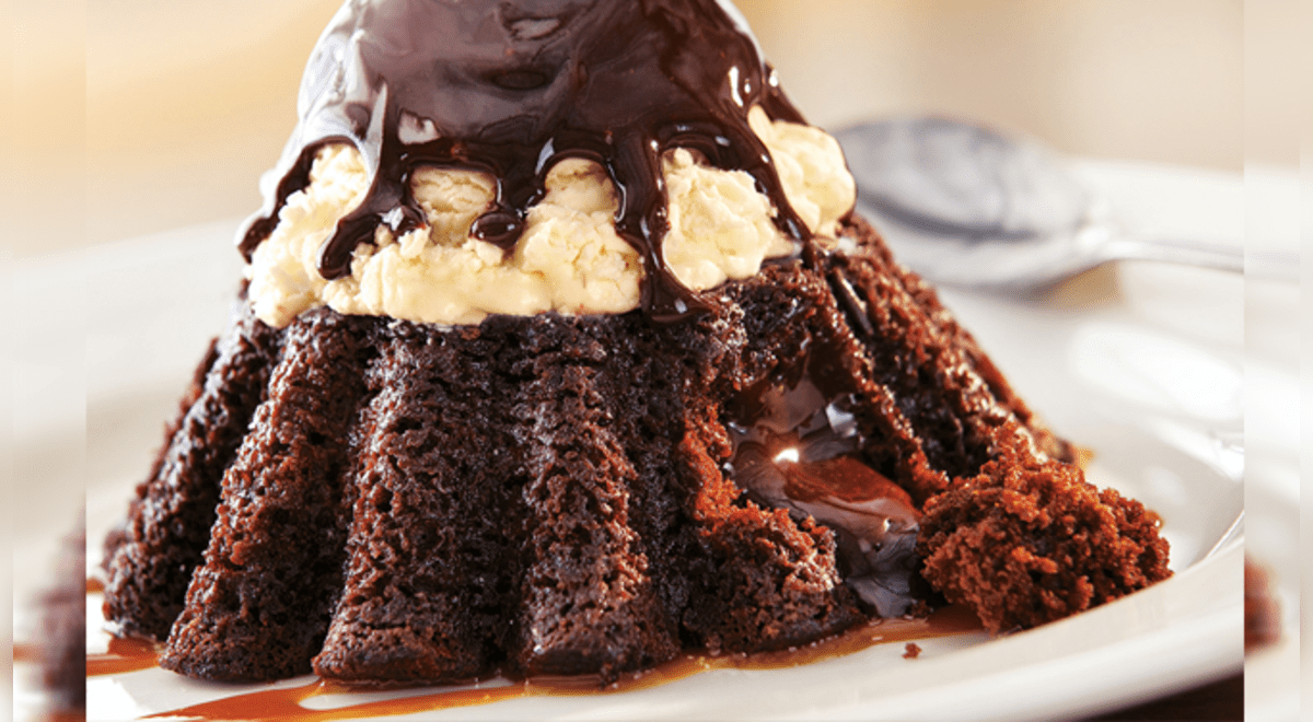 Sorprende a los que amas con un rico volcán de chocolate con helado