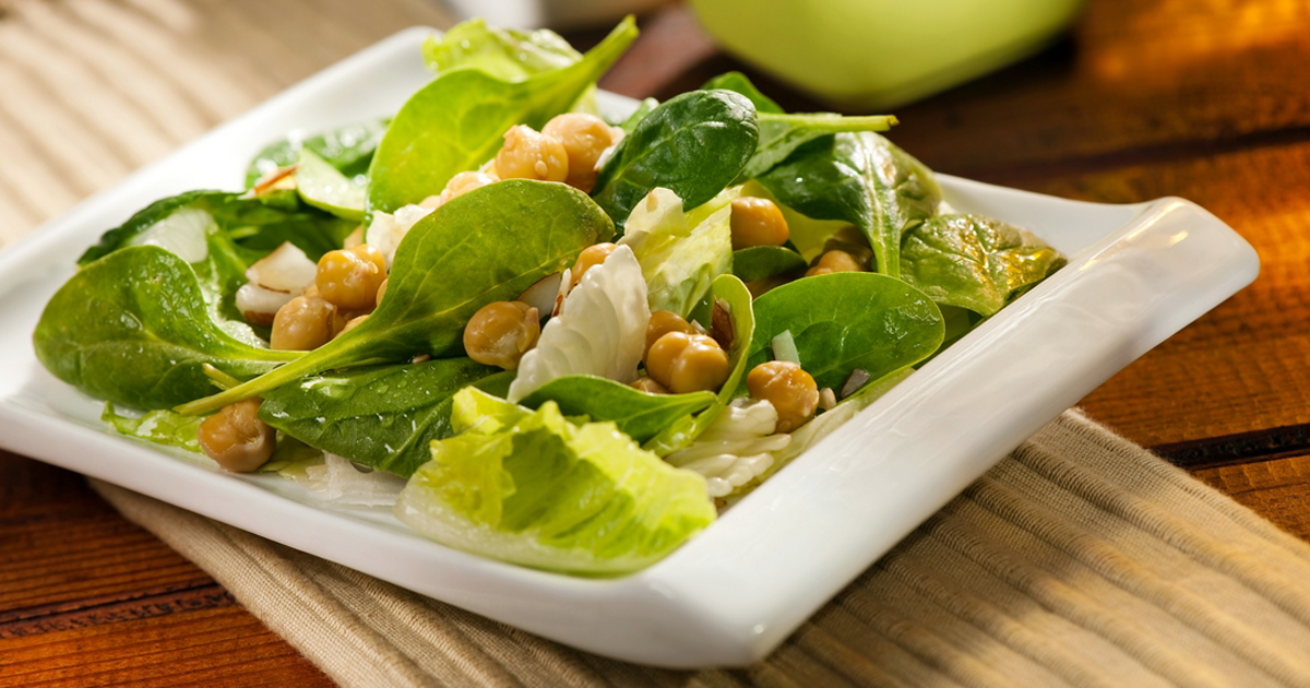 Prepara una deliciosa ensalada de espinacas, pollo y garbanzos tostados