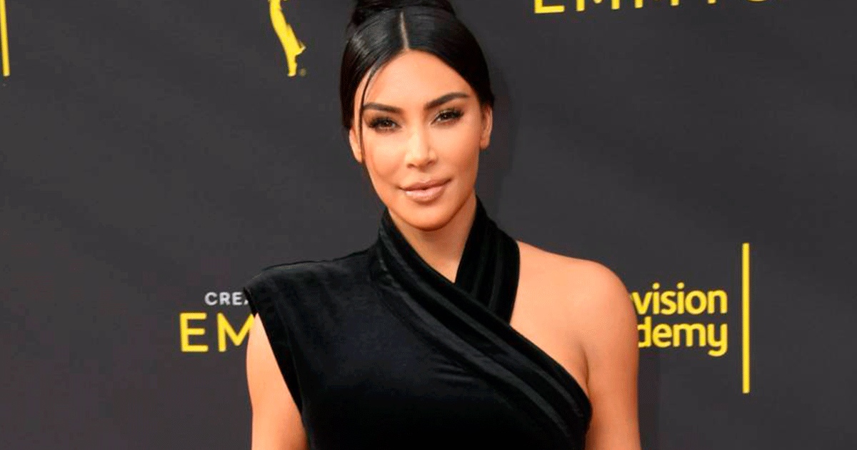 Kim Kardashian destaca con falda de cuero negra en tendencia