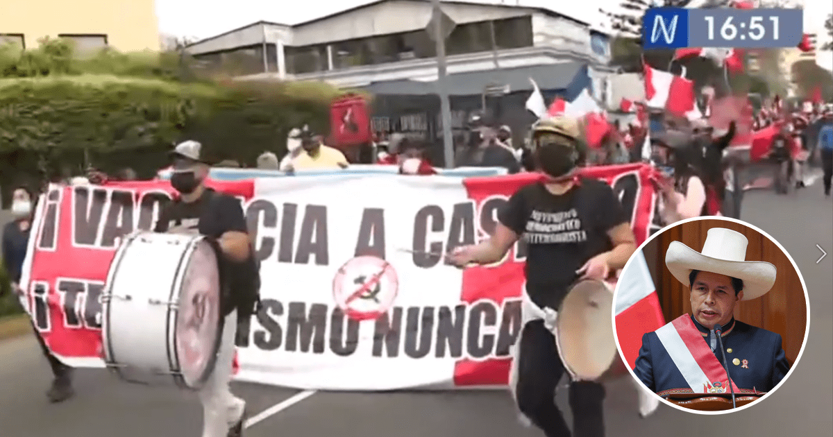 Grupos de personas marchan para exigir la vacancia del presidente Pedro ...
