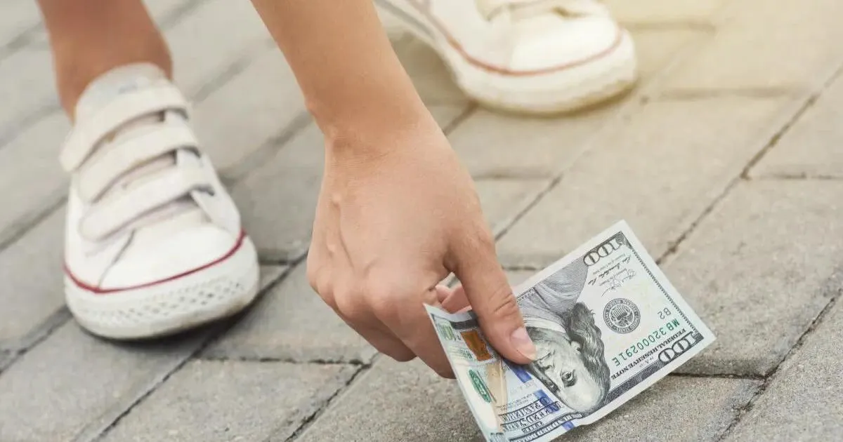 ¿Qué significa soñar que te encuentras dinero y lo recoges?