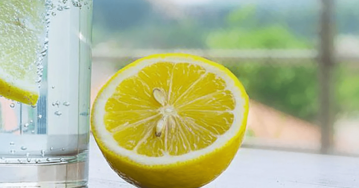 Tomar agua de limón en ayunas podría estar saboteando tu salud de manera peligrosa