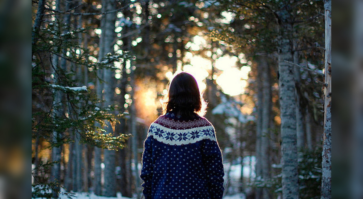 Фото девушек зима спиной. Девушка в зимнем лесу. Девушка зимой в лесу спиной. Девушка в зимнем лесу со спины. Женщина зимой со спины.