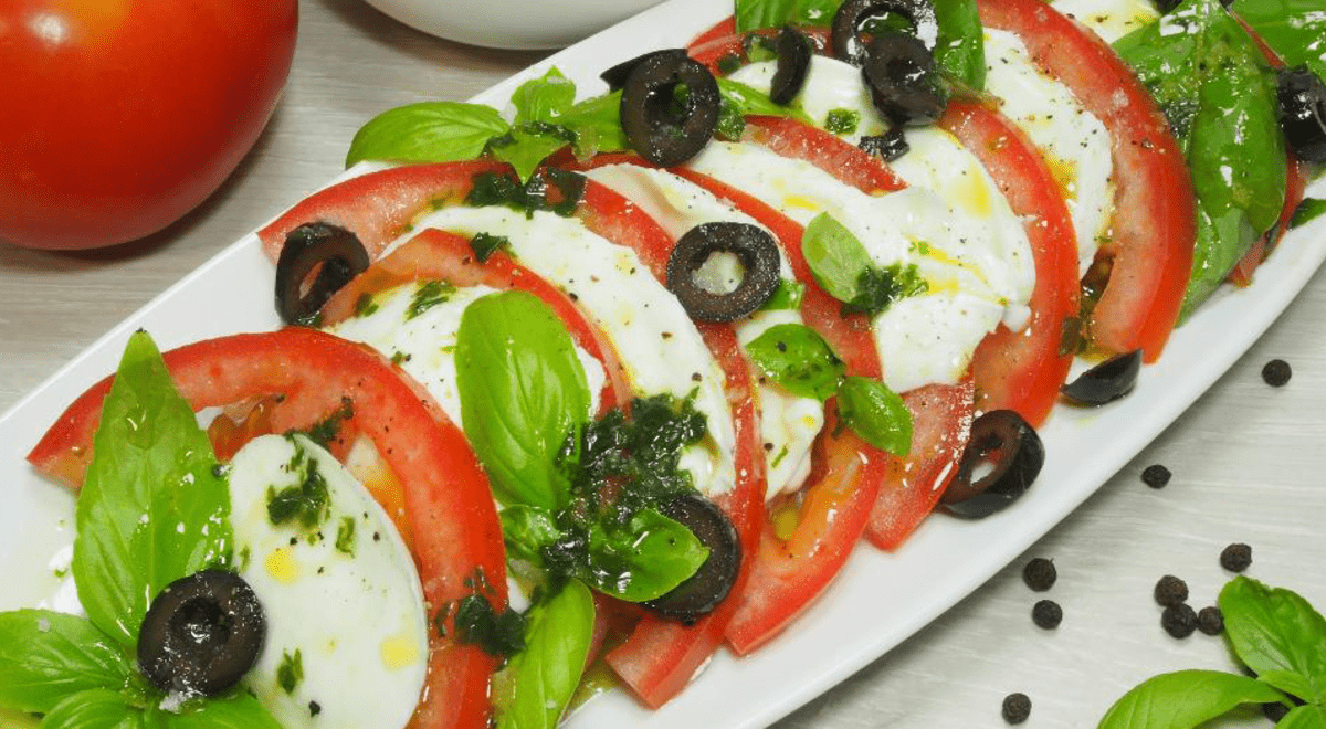 Acompaña tu cena de Navidad con una increíble ensalada caprese [VIDEO]