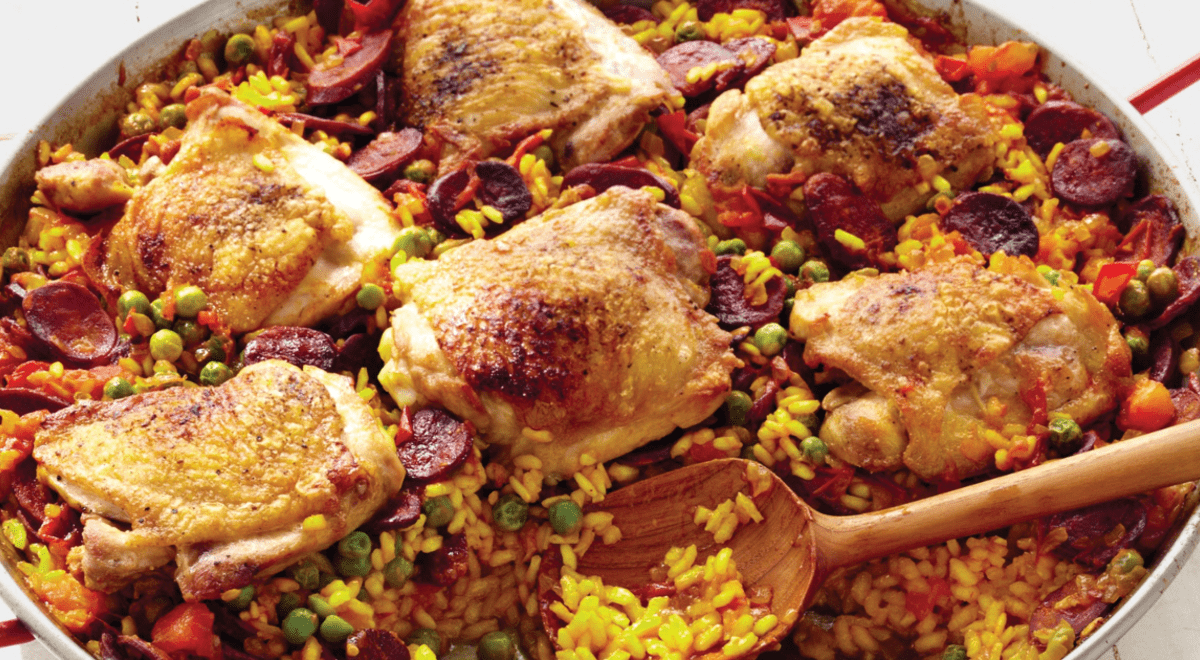 Deliciosa paella de pollo y chorizo para un almuerzo familiar