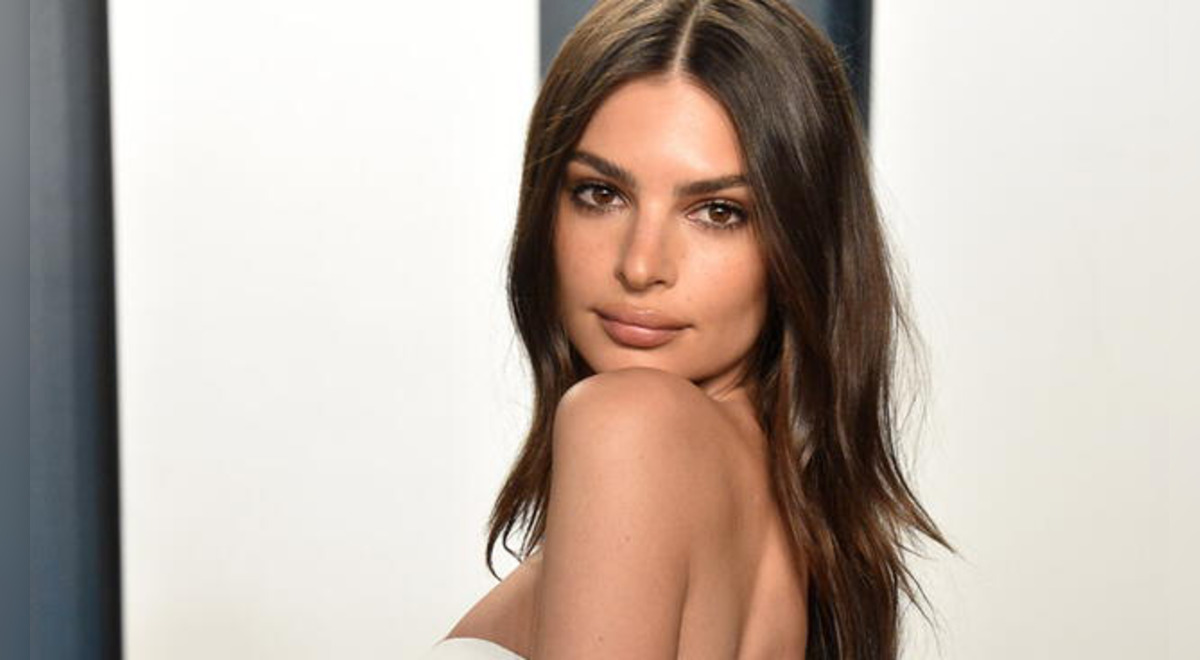 Emily Ratajkowski celebra su cumpleaños con glorioso vestido marino de Versace Emily Ratajkowski celebra su cumpleaños con glorioso vestido marino de Versace