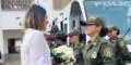 Mujer impacta a su NOVIA POLICÍA con una propuesta de matrimonio en plena estación y así REACCIONÓ