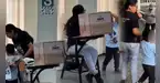 Madre llega con su pequeño hijo a centro de votación para cumplir con su labor como miembro de mesa Madre llega con su pequeño hijo a centro de votación para cumplir con su labor como miembro de mesa
