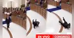 Senador Absalón Vásquez sufre ESTREPITOSA CAÍDA en vivo tras tropezar antes de su juramentación: "Tendido en el piso" Senador Absalón Vásquez sufre ESTREPITOSA CAÍDA en vivo tras tropezar antes de su juramentación: "Tendido en el piso"