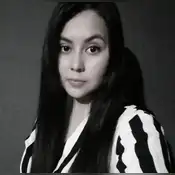 Foto del Autor Aislinn Derbez es atacada por pintar el cabello de rosado a su hija de 3 años