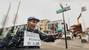Anciano de 89 años vende tajadores en Lima para sobrevivir