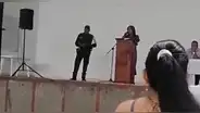 Directora arma polémica al prohibir noviazgos en escuela: "¡Si no les gusta, busquen otro colegio!"