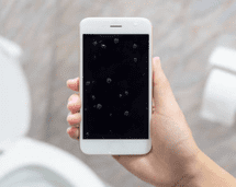 Alerta sanitaria: el peligro oculto de usar el celular en el baño, según un nuevo estudio