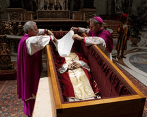 Así es la tumba que guardará el legado eterno del papa Francisco: simple, pero llena de significado Así es la tumba que guardará el legado eterno del papa Francisco: simple, pero llena de significado
