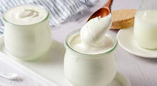 El yogurt griego bajo la lupa por el exceso de edulcorantes: lo que no te dicen las etiquetas