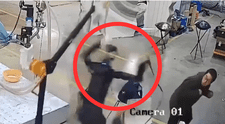 Robot pierde el control y casi ataca a un trabajador frente a todos