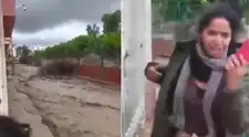 ¡EN EL PRECISO INSTANTE! Mujer casi es arrastrada por huaico en Arequipa mientras transmitía en vivo