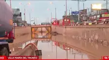 Bus queda atrapado en bypass de Pachacútec: vehículo lleva más de 12 horas sumergido en VMT