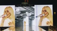 Elena Rose cantó en Le Défilé, celebrando el valor y el orgullo de las mujeres latinas