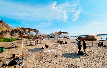 Llega con menos de 4 soles a esta majestuosa PLAYA de LIMA: sombrillas GRATIS, arena FINA y el mar es una PISCINA