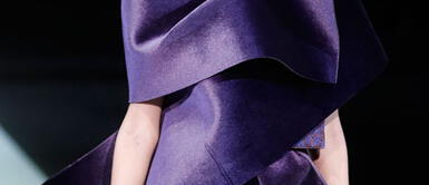 El volumen alcanzaba su máxima expresión en los vestidos de noche . Giorgio Armani: volumen y rigidez en el Milan FW