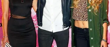 Anna Sophia Robb, Austin Butler y Vanessa Hudgens Vanessa Hudgens y Austin Butler lucen look casual