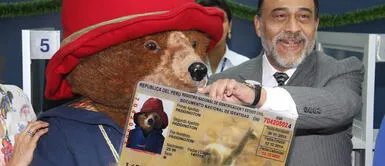 Oso Paddington y Jefe Nacional del RENIEC, Jorge Yrivarren Lazo El Oso Paddington ya tiene su DNI