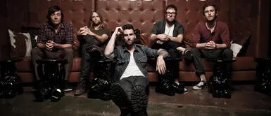 Adam Levine, se vistió se traje y corbata y junto a los integrantes de su banda. "Sugar": Maroon 5 sorprende a novios en su nuevo videoclip