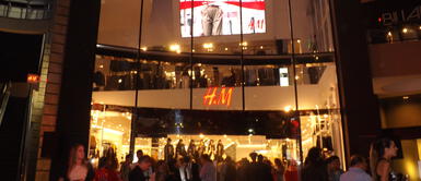 H&M inauguró su primera tienda en el país H&M inauguró su primera tienda en el país