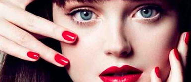 Las mujeres que se pintan las uñas de color rojo serían grandes líderes y aventureras Las mujeres que se pintan las uñas de color rojo serían grandes líderes y aventureras