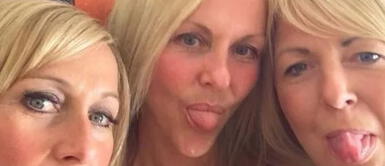 Estas chicas recrearon una fotografía dos años después en un avión y el mismo intruso sale en las dos Estas chicas recrearon una fotografía dos años después en un avión y el mismo intruso sale en las dos