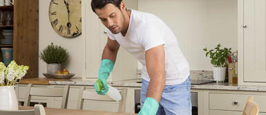 Los hombres que hacen los quehaceres de la casa serían más felices Los hombres que hacen los quehaceres de la casa serían más felices