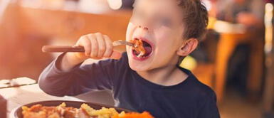 Padres 'mataron de hambre' a su hijo de 6 años con cruel castigo ¡Menor terminó pesando 8 kilos! Padres 'mataron de hambre' a su hijo de 6 años con cruel castigo ¡Menor terminó pesando 8 kilos!