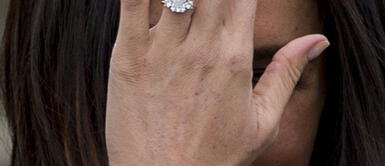 El príncipe Enrique ha diseñado personalmente el anillo de compromiso que le ha regalado a su novia. Una alianza con un gran diamante central realizado en oro amarillo y a partir de diamantes de la colección de su madre, la princesa Diana El príncipe Enrique ha diseñado personalmente el anillo de compromiso que le ha regalado a su novia. Una alianza con un gran diamante central realizado en oro amarillo y a partir de diamantes de la colección de su madre, la princesa Diana