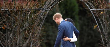 Enrique de Inglaterra y Meghan Markle, llegan abrazados al posado oficial con motivo de su compromiso. Enrique de Inglaterra y Meghan Markle, llegan abrazados al posado oficial con motivo de su compromiso.
