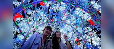 La Navidad ilumina a Bangok. Ciudadanos de Tailandia caminan por Centros comerciales que fueron decorados con luces. La Navidad ilumina a Bangok. Ciudadanos de Tailandia caminan por Centros comerciales que fueron decorados con luces.