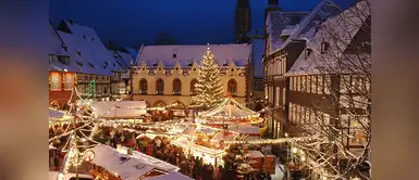 Vista general del Mercado de Navidad en la plaza del Ayuntamiento de Bremen (Alemania). Vista general del Mercado de Navidad en la plaza del Ayuntamiento de Bremen (Alemania).