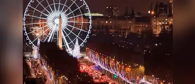 Luces de navidad cuelgan de árboles durante una noche lluviosa, en la avenida de los Campos Elíseos, en París (Francia). Luces de navidad cuelgan de árboles durante una noche lluviosa, en la avenida de los Campos Elíseos, en París (Francia).