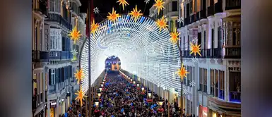 El encendido del tradicional alumbrado navideño de Málaga ha traído una novedad este año: un montaje de luz y sonido que imita, con vidrieras, cúpulas y rosetones, una catedral a lo largo de la principal calle del centro histórico de la ciudad. El encendido del tradicional alumbrado navideño de Málaga ha traído una novedad este año: un montaje de luz y sonido que imita, con vidrieras, cúpulas y rosetones, una catedral a lo largo de la principal calle del centro histórico de la ciudad.