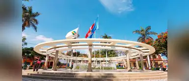 Huacho es muy conocido por sus playas y su delicioso ceviche de pato, la sopa huachana y el seco huachano son algunos de sus platos más representativos, a demás de albergar varias especies de aves y abundante vegetación. Huacho es muy conocido por sus playas y su delicioso ceviche de pato, la sopa huachana y el seco huachano son algunos de sus platos más representativos, a demás de albergar varias especies de aves y abundante vegetación.