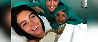 12 de Noviembre del 2017, nacimiento de Alana. Cristiano Ronaldo, su hijo Cristiano jr. y su novia con Alana en brazos, posan sonrientes en la clínica. 12 de Noviembre del 2017, nacimiento de Alana. Cristiano Ronaldo, su hijo Cristiano jr. y su novia con Alana en brazos, posan sonrientes en la clínica.