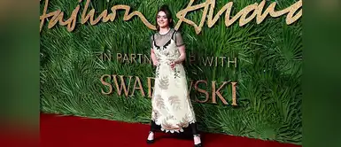 Maisie Williams, la actriz de Juego de Tronos, apostó también por un diseño de Coach en colores claros con detalles en negro. Maisie Williams, la actriz de Juego de Tronos, apostó también por un diseño de Coach en colores claros con detalles en negro.