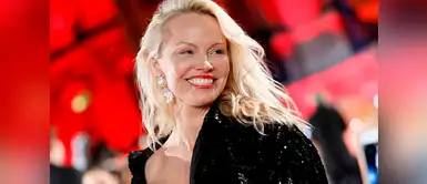 Pamela Anderson optó por un diseño cruzado confeccionado en 'glitter' negro. Pamela Anderson optó por un diseño cruzado confeccionado en 'glitter' negro.