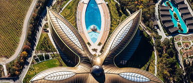 El Mriya Resort & Spa recibió sus primeros huéspedes en agosto de 2014. Se extiende por un territorio de 27 hectáreas, está situado a 30 kilómetros de la ciudad de Yalta y dispone de 422 habitaciones, incluyendo villas. El Mriya Resort & Spa recibió sus primeros huéspedes en agosto de 2014. Se extiende por un territorio de 27 hectáreas, está situado a 30 kilómetros de la ciudad de Yalta y dispone de 422 habitaciones, incluyendo villas.