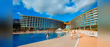 El proyecto del hotel fue diseñado por el arquitecto británico Norman Foster, uno de los más prestigiosos del mundo y ganador de los premios Praemium Imperiale y Pritzker, según el sitio web del establecimiento. El proyecto del hotel fue diseñado por el arquitecto británico Norman Foster, uno de los más prestigiosos del mundo y ganador de los premios Praemium Imperiale y Pritzker, según el sitio web del establecimiento.