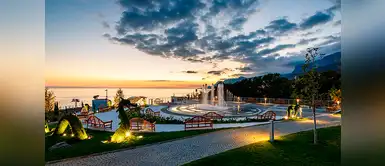 Este mes, el precio más barato de una habitación en este hotel es de 141 dólares (8.399 rublos) por noche, mientras que pasar un día en una villa presidencial costaría alrededor de 2.500 dólares (149.999 rublos). Este mes, el precio más barato de una habitación en este hotel es de 141 dólares (8.399 rublos) por noche, mientras que pasar un día en una villa presidencial costaría alrededor de 2.500 dólares (149.999 rublos).