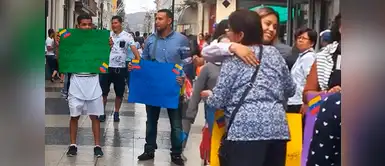 Venezolanos celebran Navidad pidiendo abrazos en Jirón de la Unión Venezolanos celebran Navidad pidiendo abrazos en Jirón de la Unión