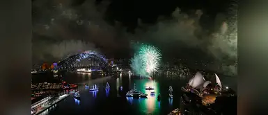 Sydney, Australia. Es la primera ciudad en el mundo en recibir el año nuevo, con un show de luces que pasa por la conocida Casa de la Ópera. Sydney, Australia. Es la primera ciudad en el mundo en recibir el año nuevo, con un show de luces que pasa por la conocida Casa de la Ópera.