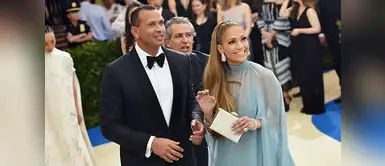 Jennifer López sonriendo espontáneamente con A-Rod. Jennifer López sonriendo espontáneamente con A-Rod.
