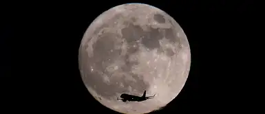 Un avión aterriza bajo la luz de la superluna en el aeropuerto de Heathrow en Londres, Reino Unido. Un avión aterriza bajo la luz de la superluna en el aeropuerto de Heathrow en Londres, Reino Unido.
